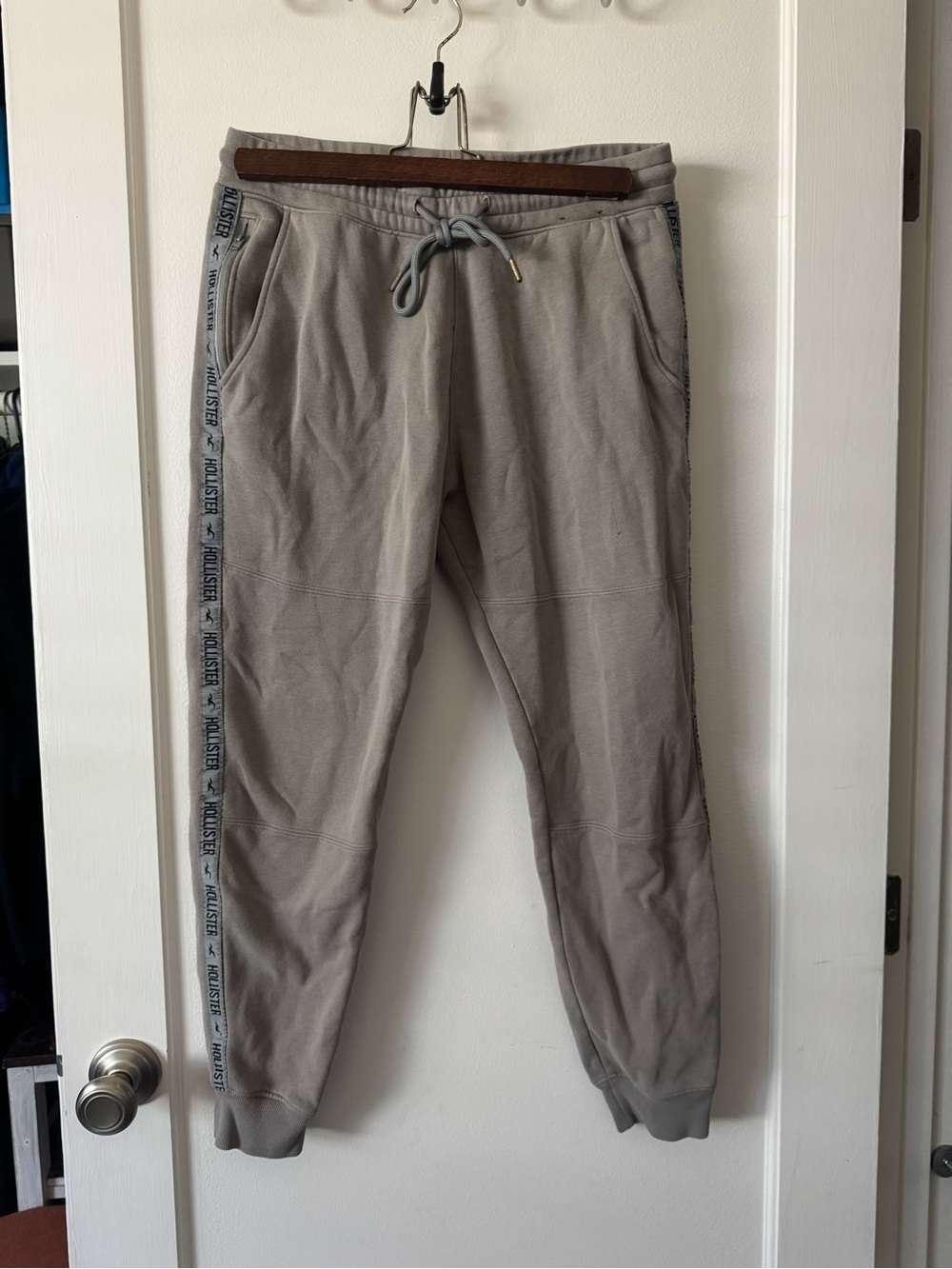 Hollister Men's Light Gray Logo-Trim Joggers